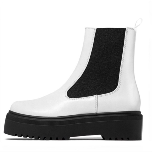 !! NEW !! White Vegan Leather Pull On Chelsea Lug Sole Boots - Picture 4 of 5